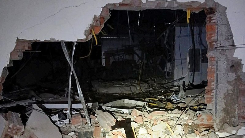 Bandidos estouram e roubam 900 mil dólares de banco na fronteira com Mundo Novo Bandidos estouram e roubam 900 mil dólares de banco na fronteira com Mundo Novo