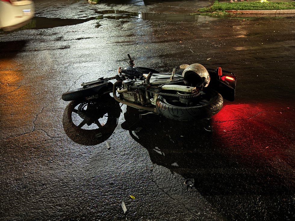 IVINHEMA: Grave acidente entre carro e moto deixa homem em estado crítico