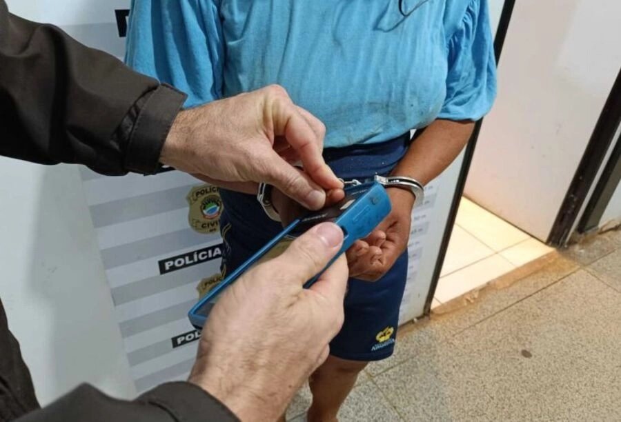 Mãe é presa por maus-tratos após ser flagrada embriagada com filhos em via pública em Dourados