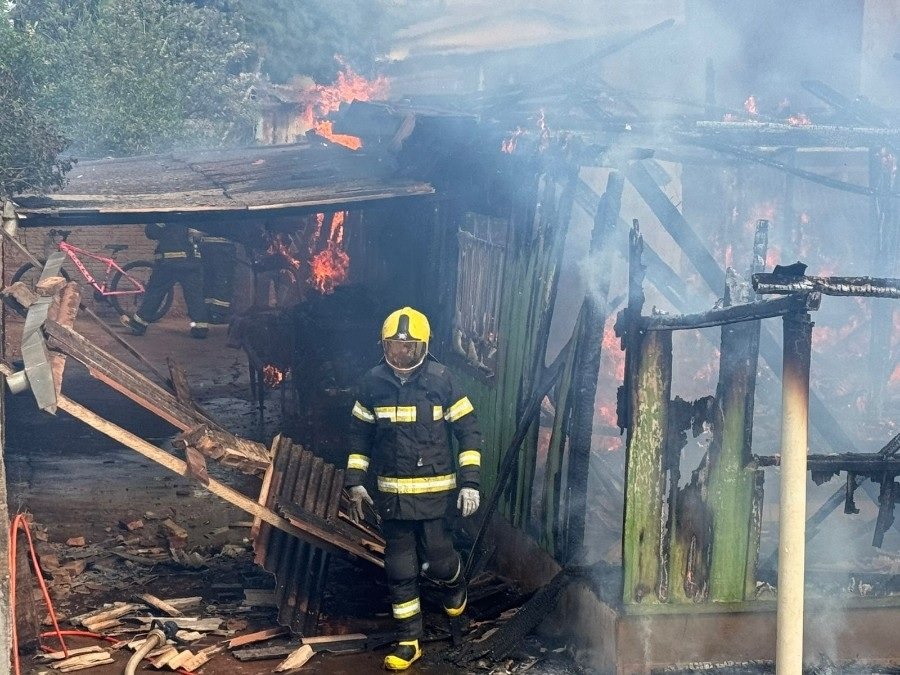 NOVA ANDRADINA: Incêndio destrói casa de madeira no bairro Cristo Rei