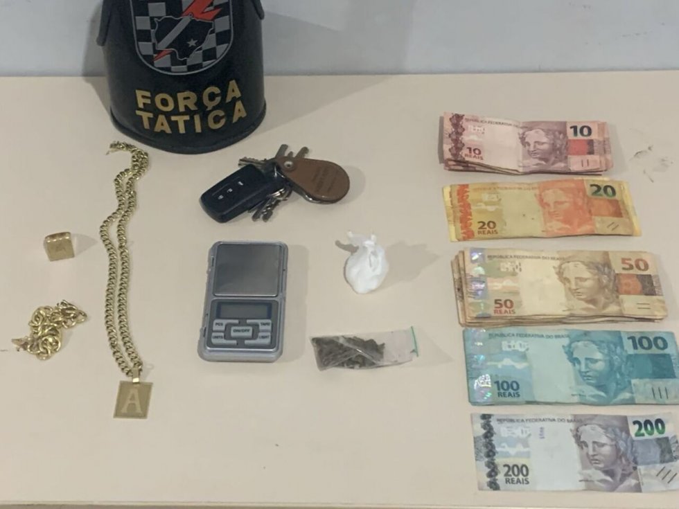 Suspeito é flagrado com cocaína e maconha após denúncia