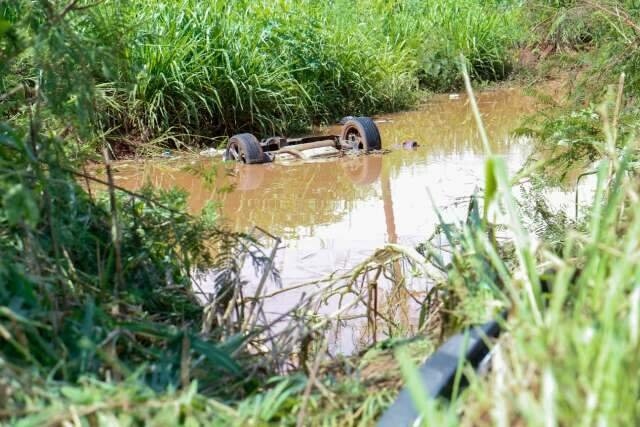 Carro com quatro ocupantes cai em córrego de MS