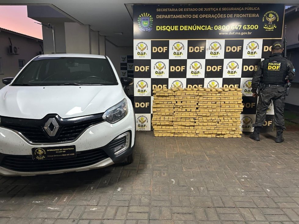 Carro roubado é apreendido com mais de 700 quilos de maconha