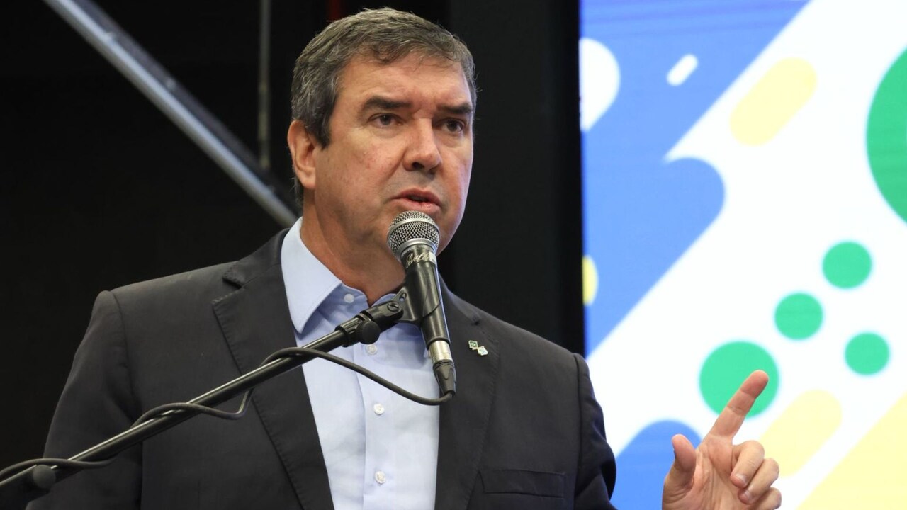 Em agendas internas, Riedel entrega camionetes e participa de Fórum Estadual