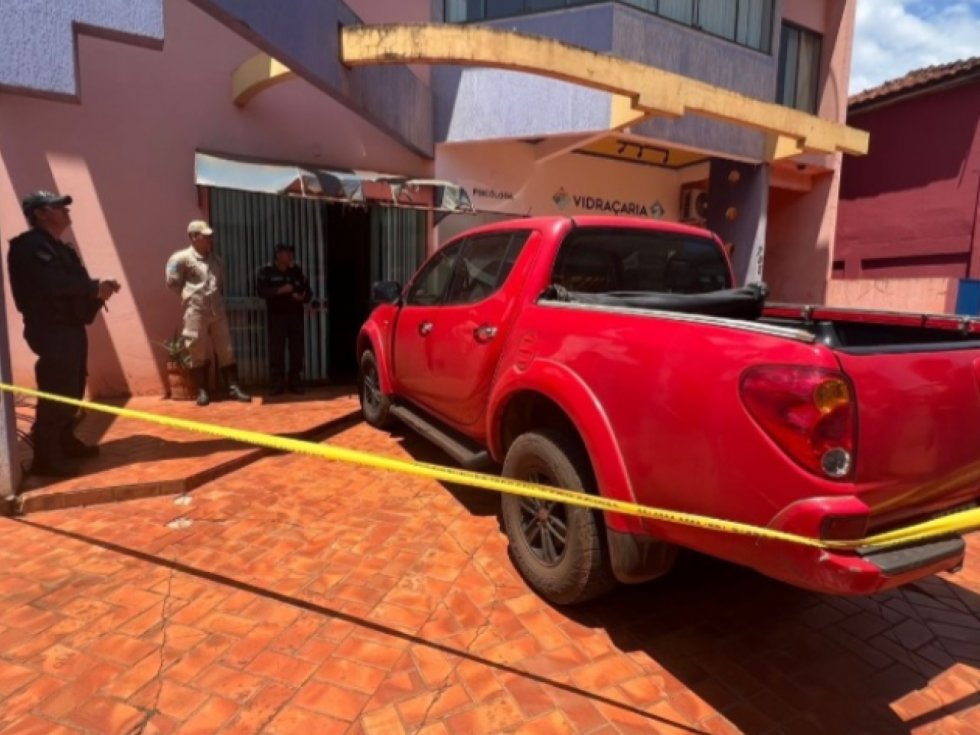 Homem é morto a facadas dentro de escritório no centro de Rio Brilhante