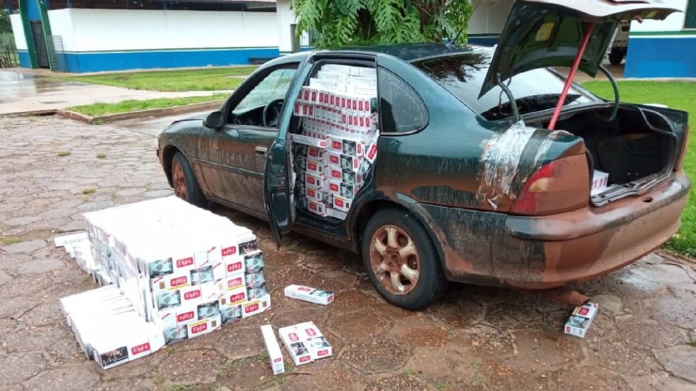 Homem é preso ao voltar para resgatar carro apreendido com cigarros contrabandeados