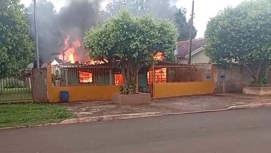 Incêndio destrói casa em Vicentina