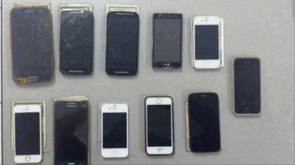 Criminoso que guardava celulares roubados por R$ 500 é preso com aparelhos em casa