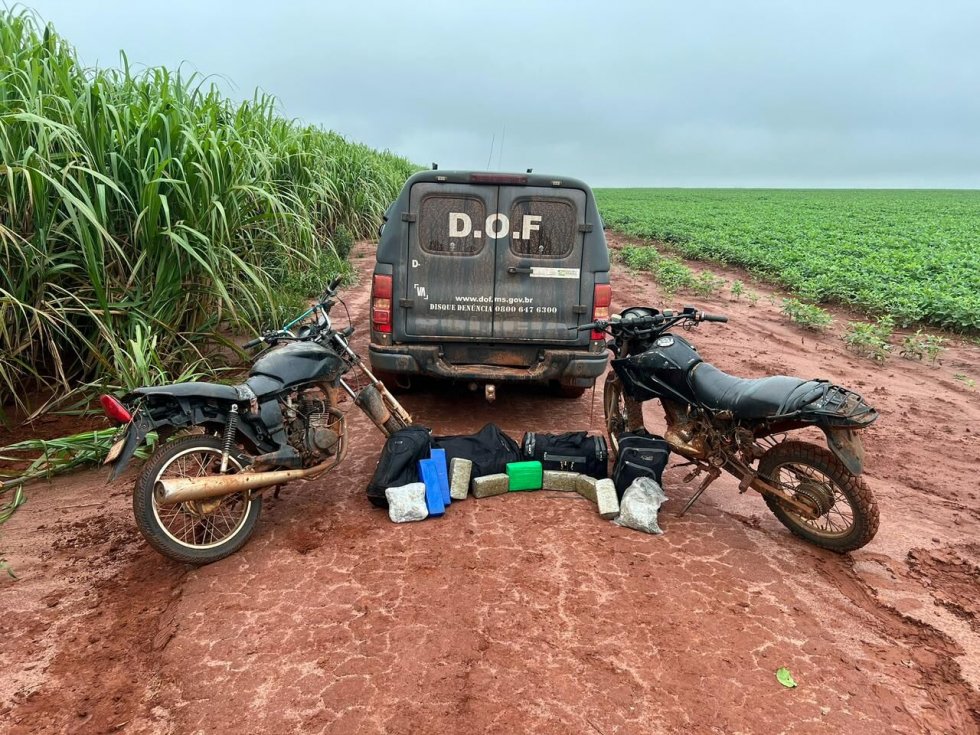 Dupla é presa com mais de 50 quilos de drogas em motocicletas