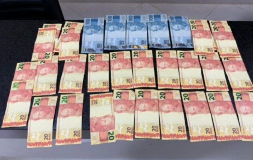 Dupla é presa tentando passar dinheiro falso em comércio