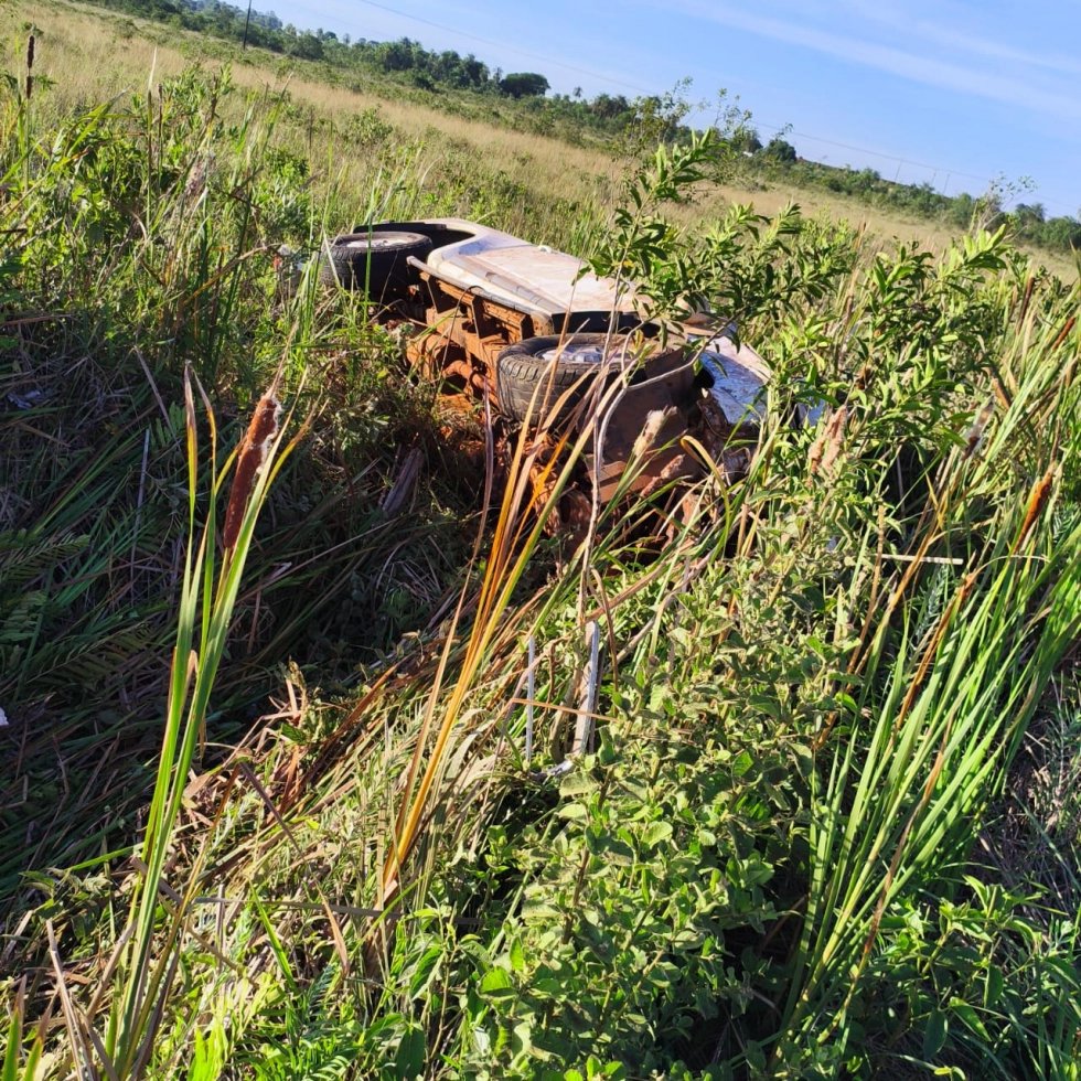 NOVA ANDRADINA: Caminhonete capota e deixa médico veterinário ferido na BR-376