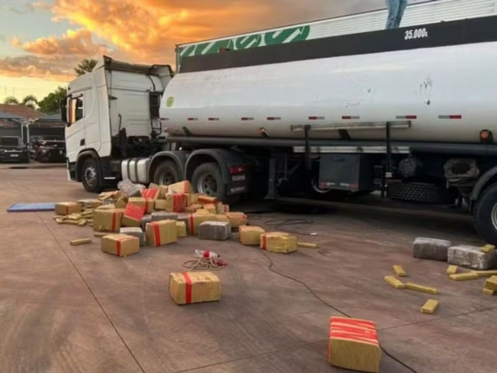 Carreta é apreendida com 8 toneladas de droga, arma e munição