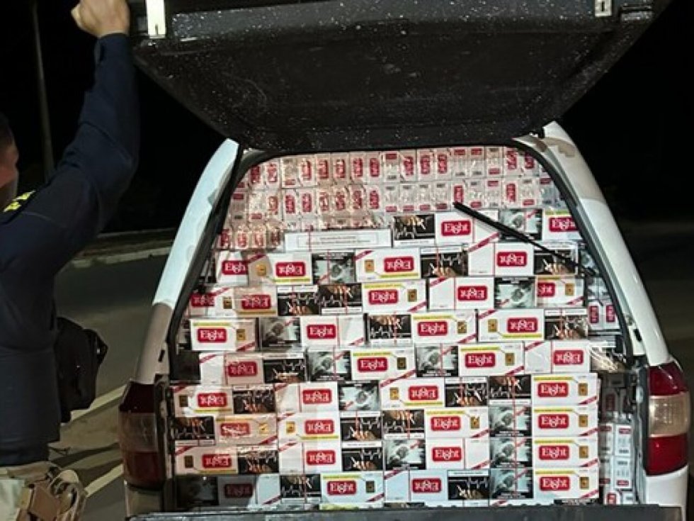 Dupla é flagrada transportando 13 mil maços de cigarros contrabandeados