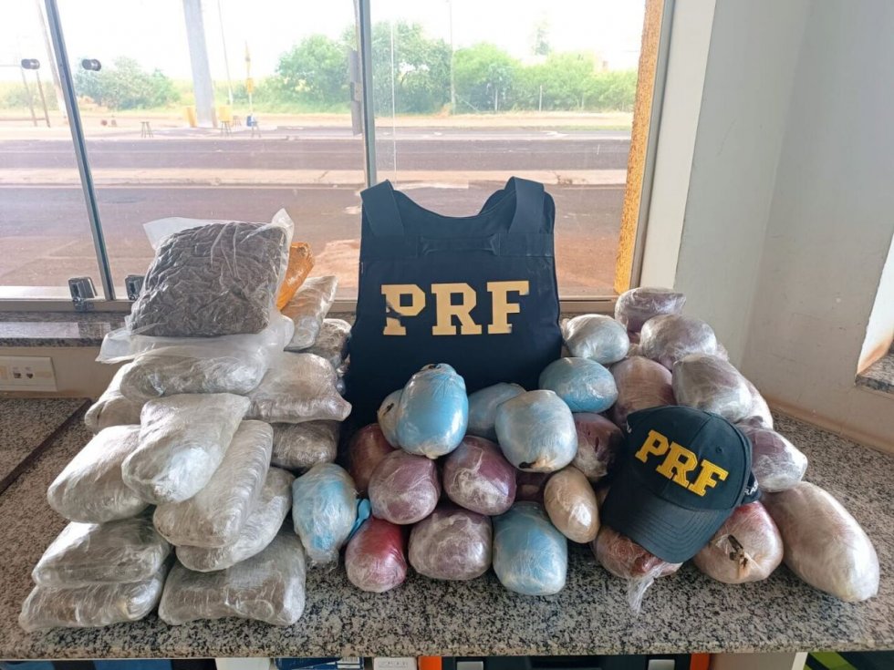 Estudante de medicina é preso com quase 40 kg de drogas escondidos em carro de luxo