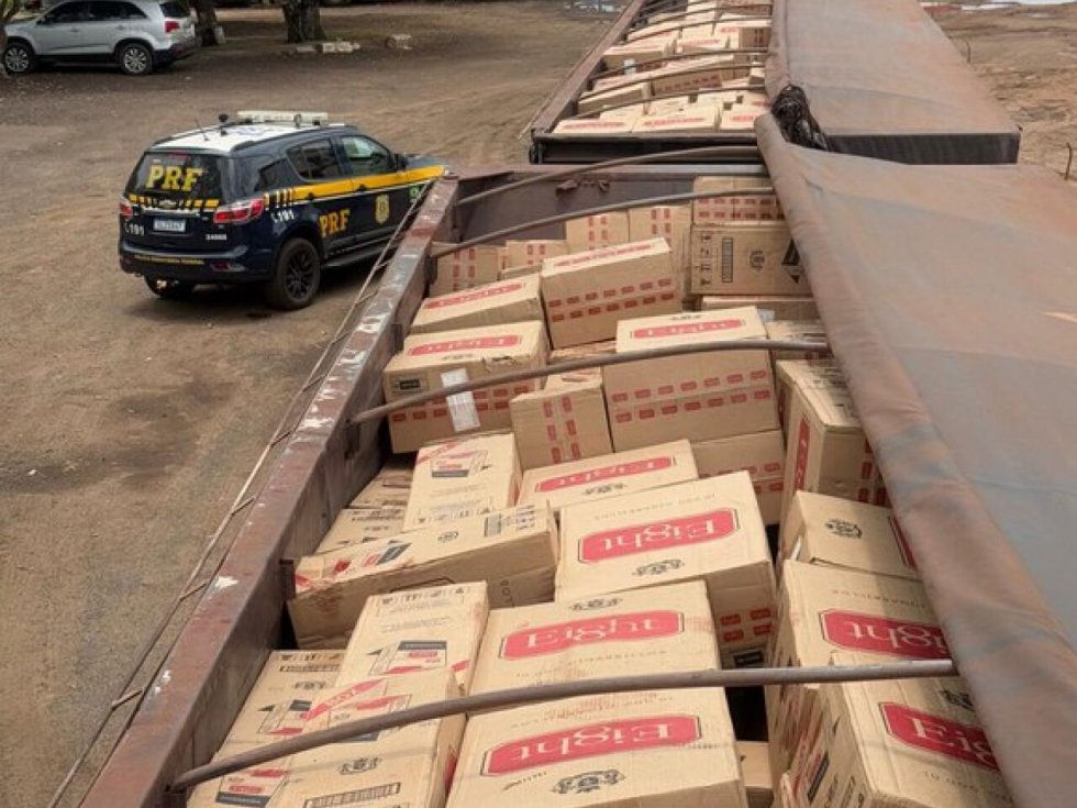 Caminhão é apreendido transportando 600 mil maços de cigarros