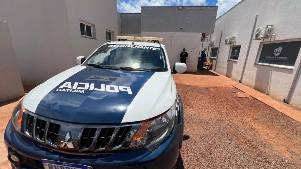 Homem leva golpe de facão no peito enquanto buscava lenha