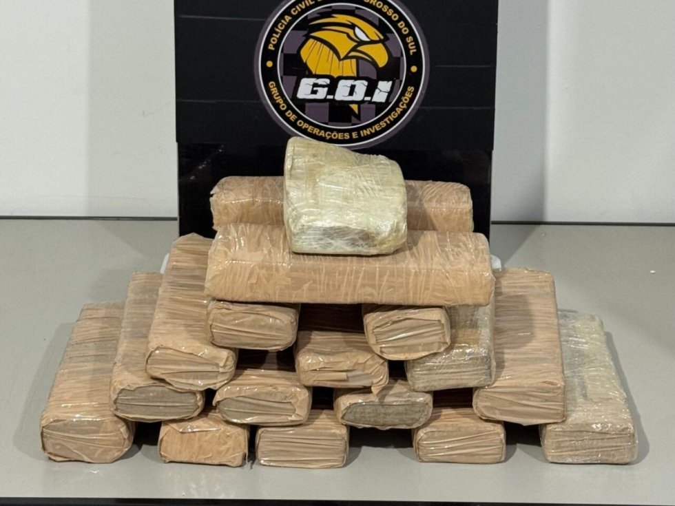 Polícia fecha entreposto de drogas e prende duas mulheres