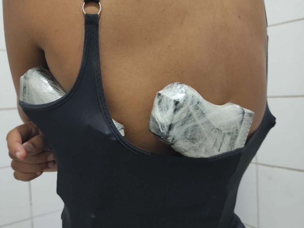 Carioca é flagrada dentro de ônibus com pistolas presas junto ao corpo