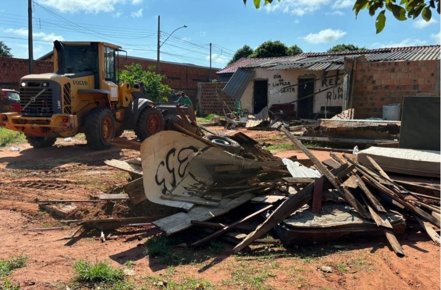 Imóvel irregular ligado ao tráfico é demolido com apoio policial em Bataguassu