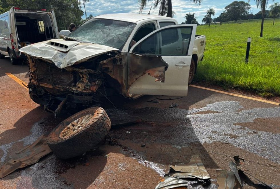 ANGÉLICA: Acidente entre caminhonete e caminhão-tanque deixa homem gravemente ferido na MS-145