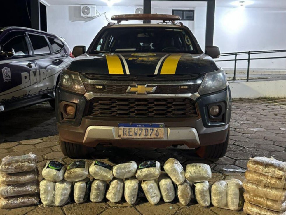 Boliviano é preso com 33 quilos de drogas em ônibus na BR-262
