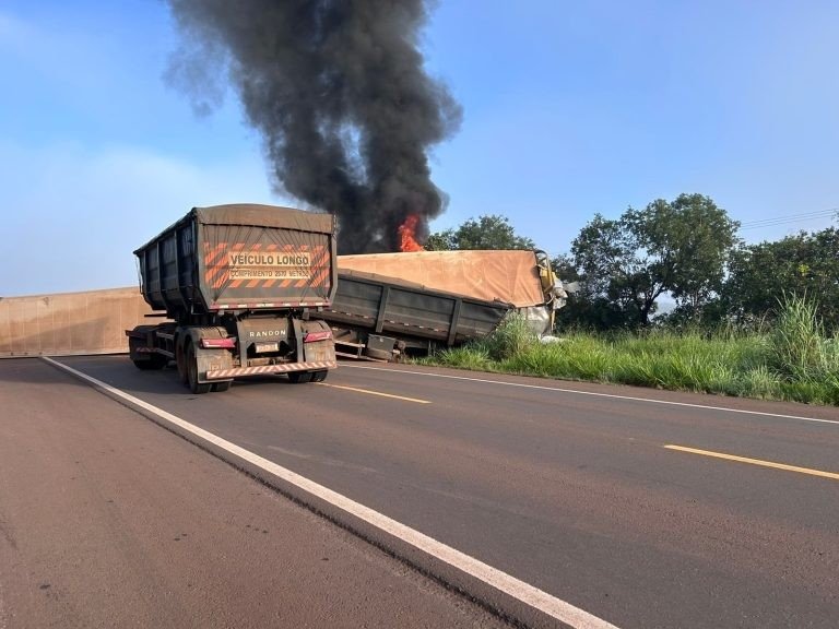 Delegado quebra vidro com disparo e ajuda a salvar caminhoneiro após acidente na BR-262