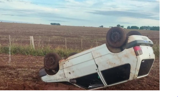 Motorista abandona Fiat Uno após veiculo capotar na MS-395