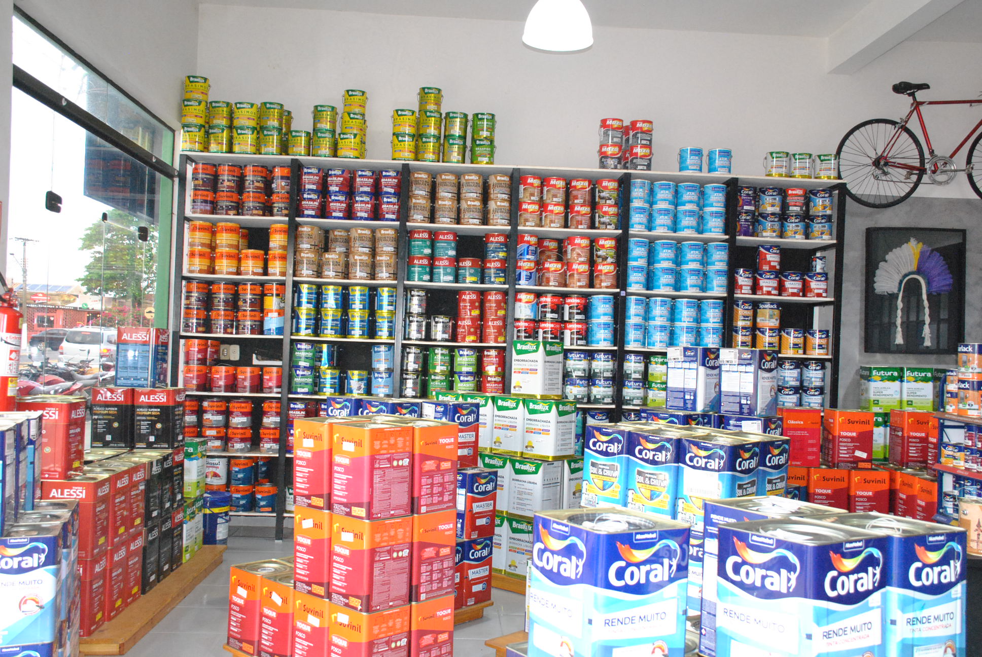 Mundo & Cores Tintas se destaca em Ivinhema com variedade e qualidade em produtos