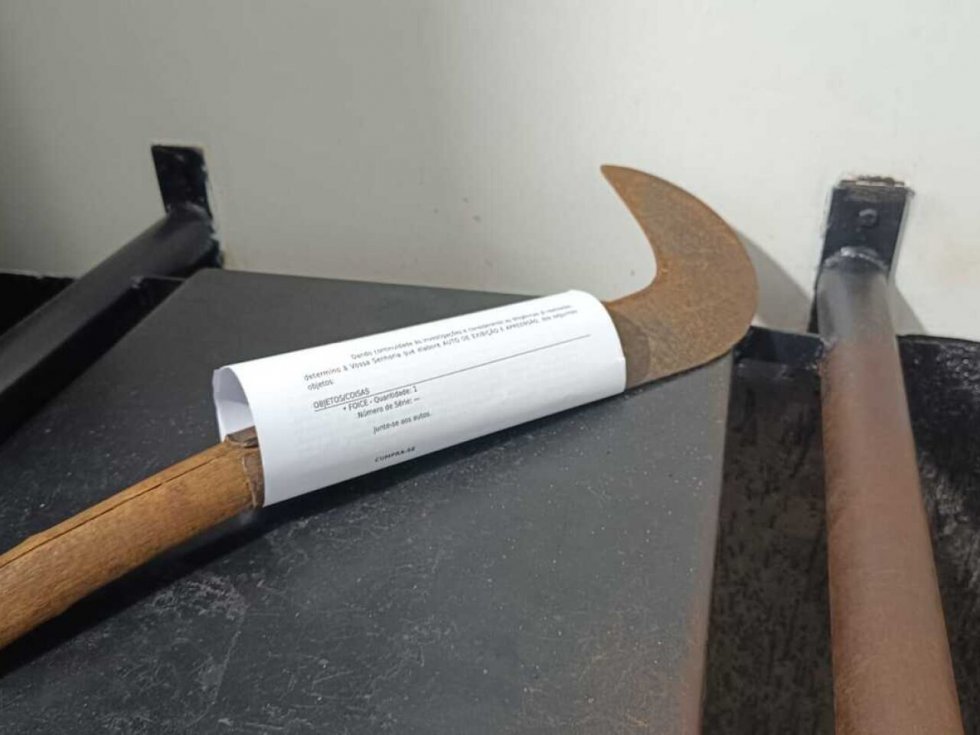 Após tentar incendiar esposa e filho, homem se arma com foice e tenta matar família