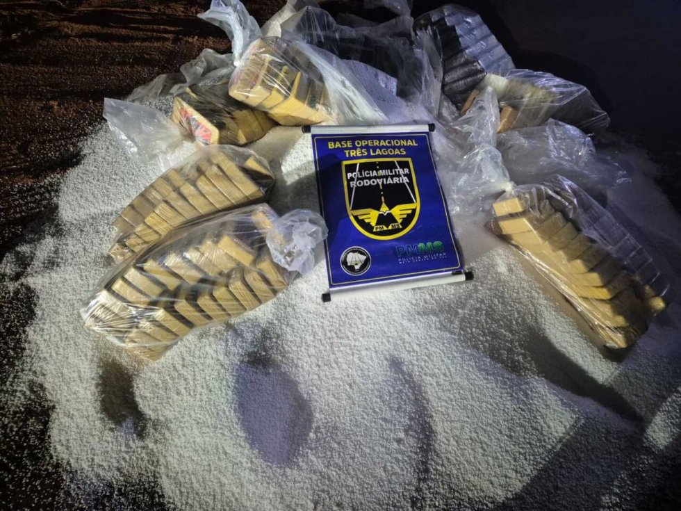 Carreta tomba e esparrama quase meia tonelada de drogas em rodovia