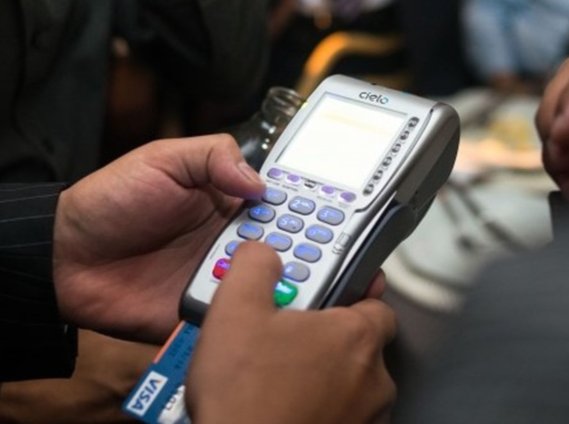 Mulher paga R$ 8 mil em água após ter cartão clonado por ambulante em MS