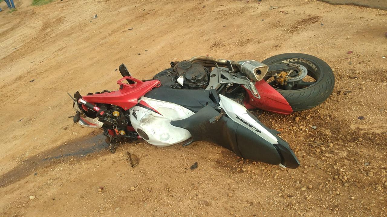 Um motociclista morreu na tarde desta terça-feira (19) após se envolver em um grave acidente com um veículo Volkswagen Gol branco, na rodovia MS-141, no trecho que liga os municípios de Angélica e Ivinhema.
