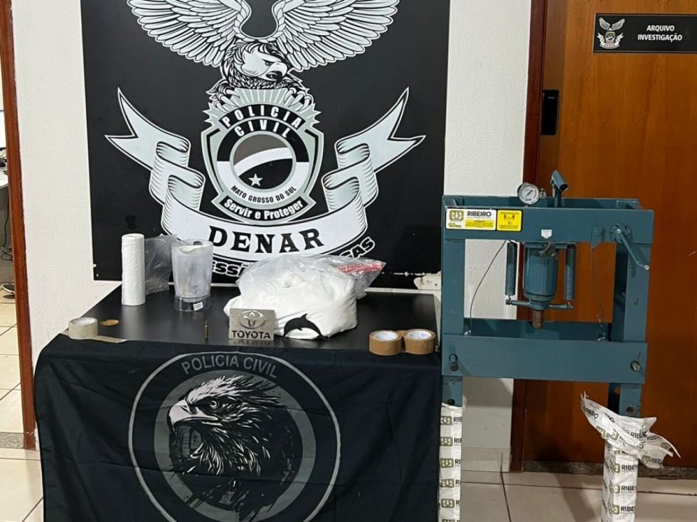 Casa usada como depósito de drogas é descoberta com cocaína e munição