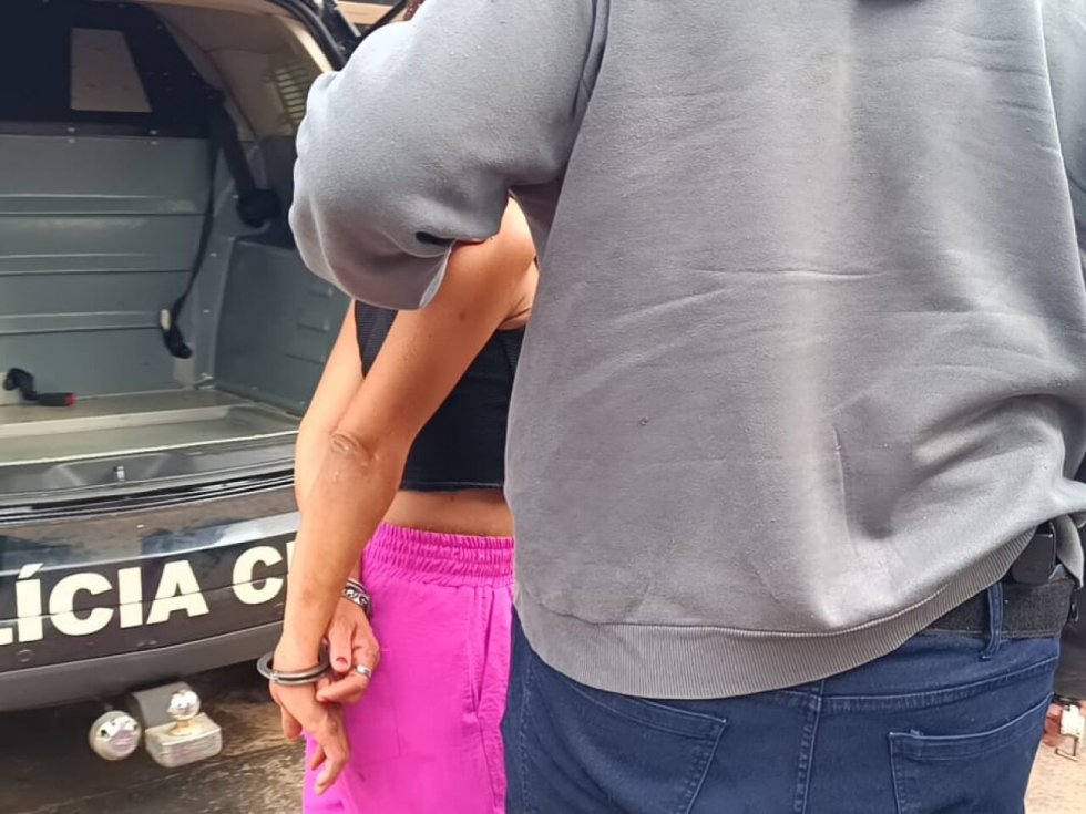 Mulher suspeita de incendiar banheiro com homem dentro é presa em Dourados