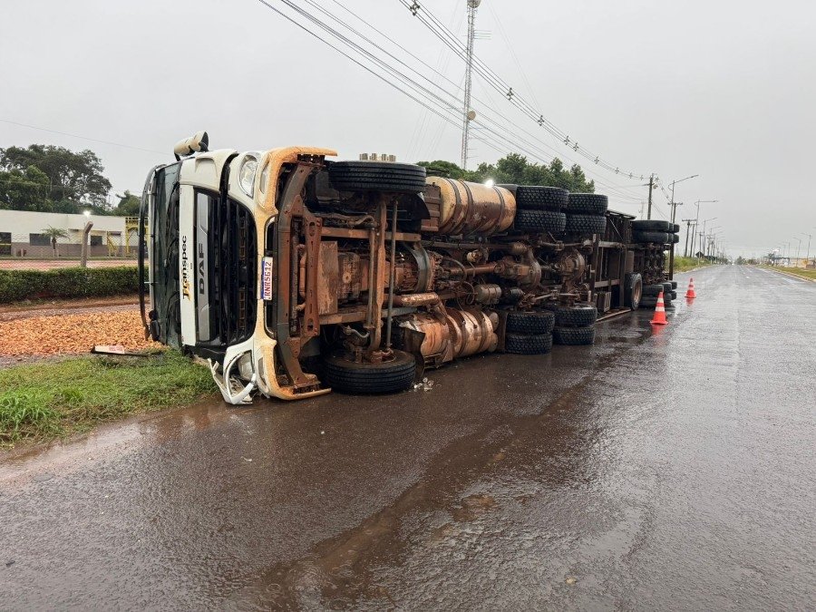 NOVA ANDRADINA: Carreta tomba em rotatória