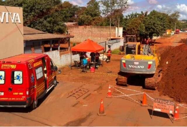 Operário deixa estrutura de proteção e morre soterrado em obra de esgoto