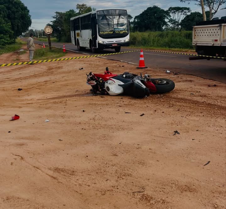 Um motociclista morreu na tarde desta terça-feira (19) após se envolver em um grave acidente com um veículo Volkswagen Gol branco, na rodovia MS-141, no trecho que liga os municípios de Angélica e Ivinhema.