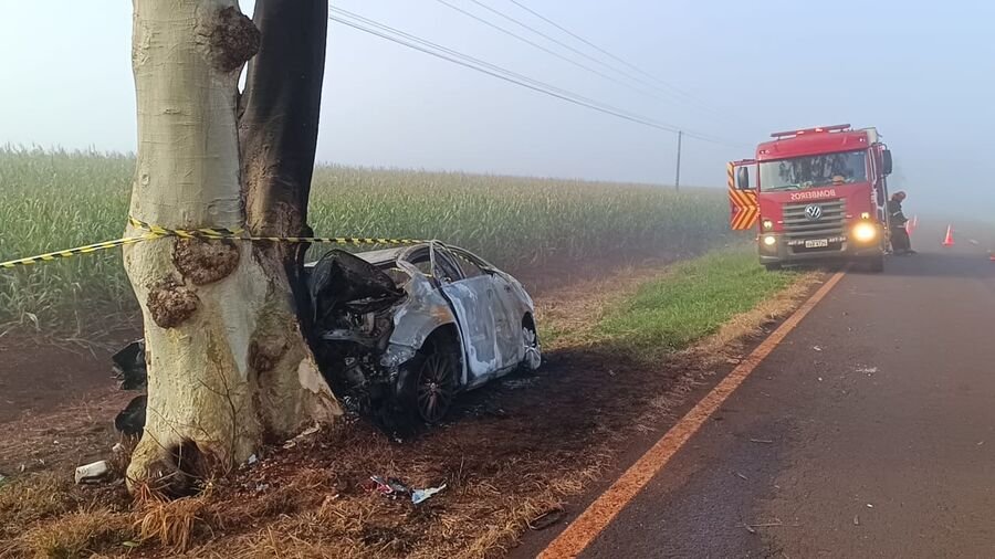 Batida em árvore deixa dois mortos carbonizados e vereador ferido em MS