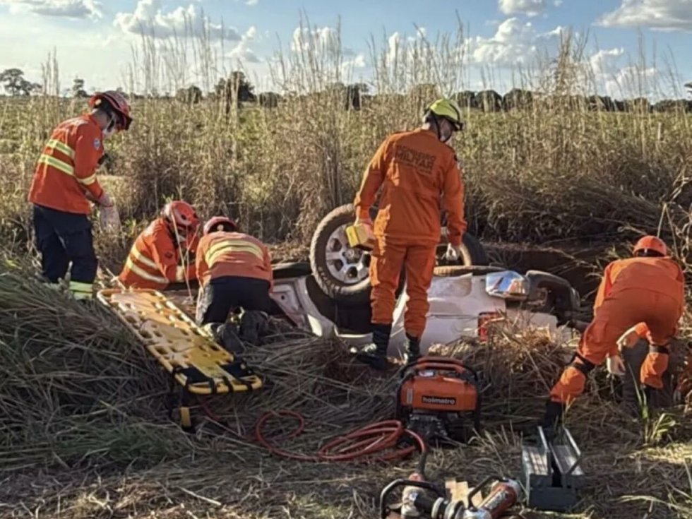 Mulher fica presa às ferragens após capotamento na MS-223