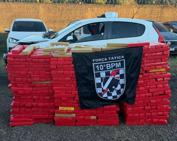 Carro abarrotado de maconha é apreendido após bater em árvore no Aero Rancho