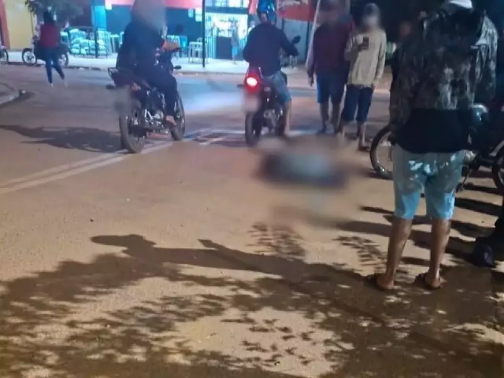Homem é baleado na cabeça por dois atiradores emboscados