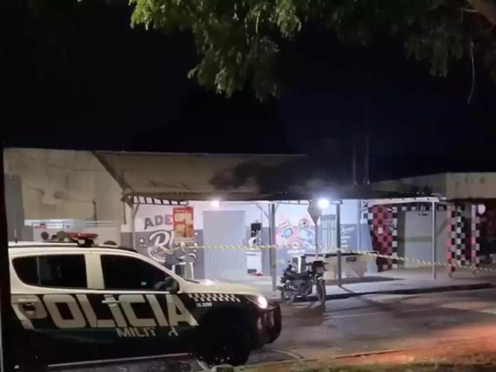 Homem é executado por dupla de moto em bar