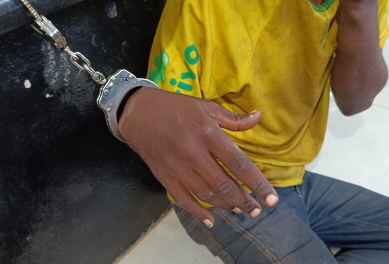 Homem é preso fazendo gestos obscenos na frente de crianças na rodoviária de Dourados