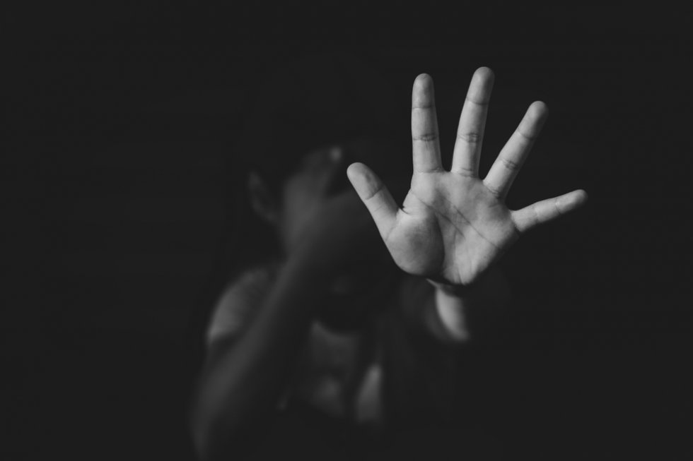 Homem é suspeito de abusar de criança de 5 anos em bar