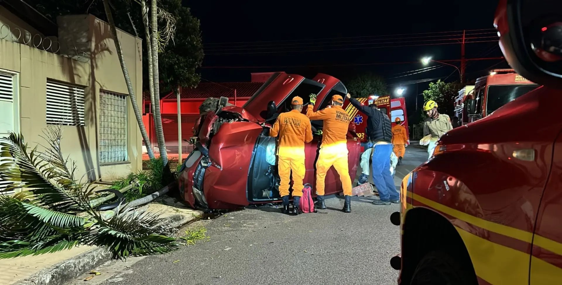 Motorista de aplicativo tomba carro e fica preso às ferragens em Campo Grande