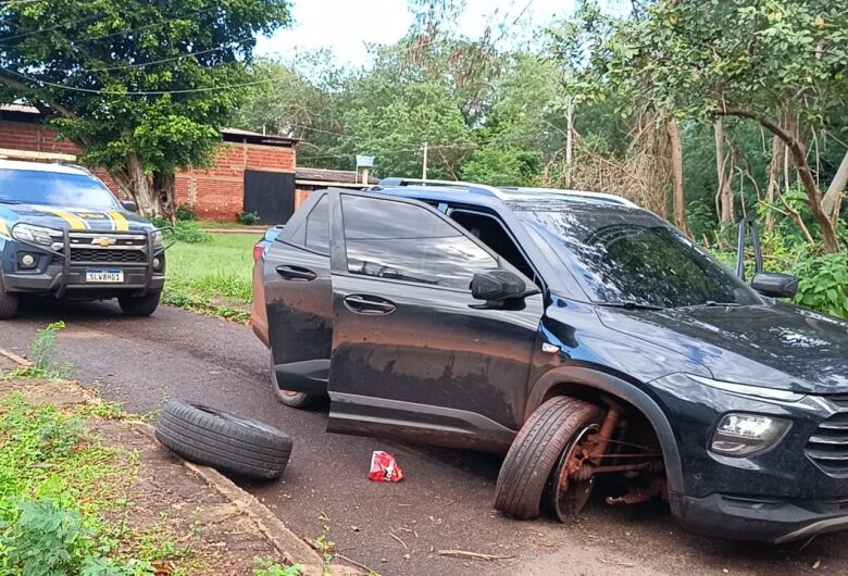 Motorista tenta fugir e acaba preso com veículo carregado com maconha