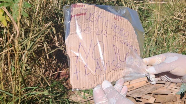 Mulher é encontrada degolada na fronteira com bilhete dos 