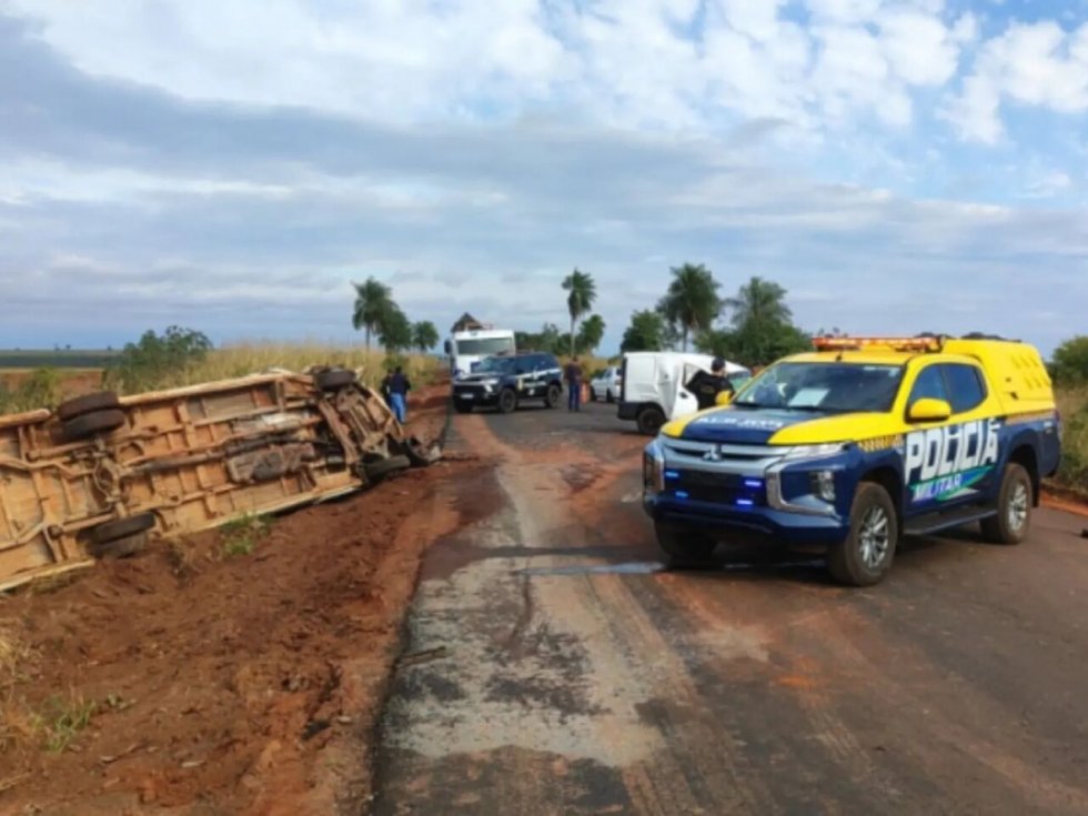 Mulher morre e marido fica gravemente ferido em acidente entre carro e caminhão