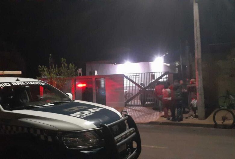 Mulher se escondeu embaixo da cama após assassino acordar vítima arrombando a porta