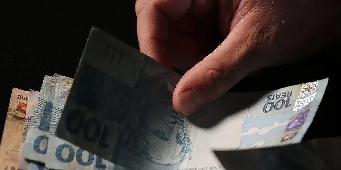 Trabalhadores nascidos em setembro e outubro recebem abono salarial